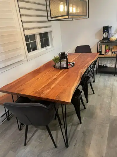 Table en bois avec banc et chaises