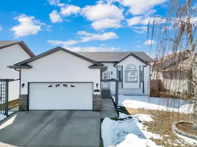 Meticulously maintained right in the heart of Blackfalds! Walk into a bright and freshly painted hom...