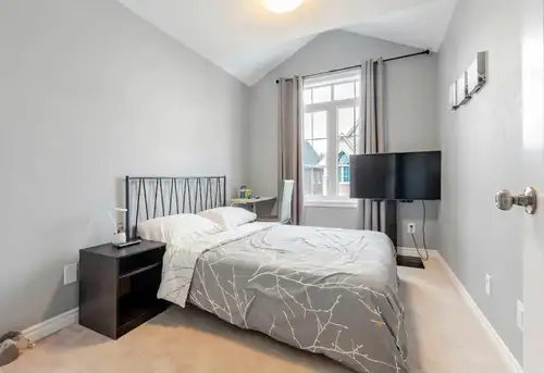 ⚜️Fully furnished bedroom for rent in a 2-bedroom, 2.5-bathroom townhome in Whitby, Ontario. ⚜️️Spac...
