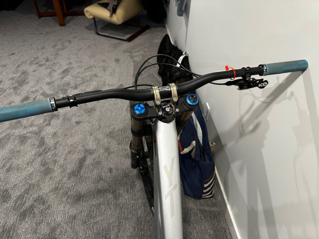 2022 YT Tues Pro Race Titan Downhill Bike-Like New in Mountain in Vernon - Image 3