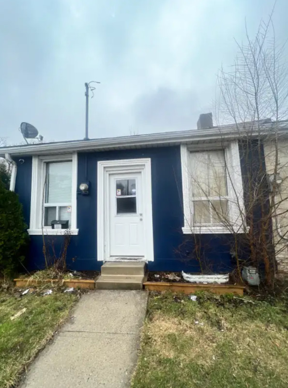 Charming Two Bedroom House with Backyard for Rent in Long Term Rentals in Hamilton