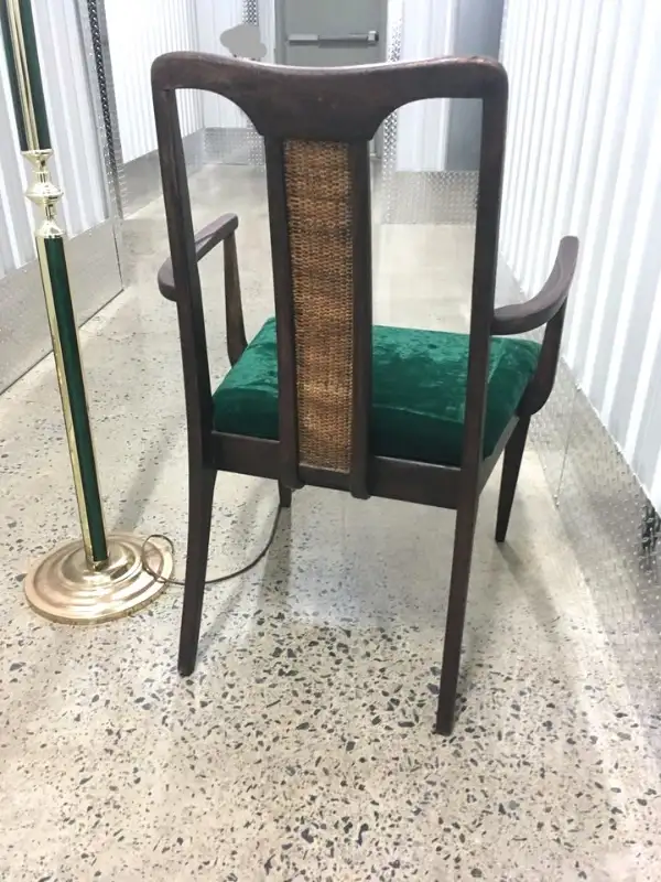 Vintage Wood / Rattan Chair With Emerald Green velvet Seat -$125 in Chairs & Recliners in City of Montréal - Image 10