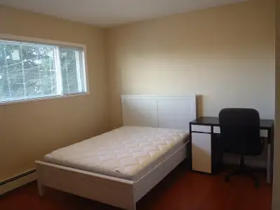 *Clean Quiet Safe* Private Room - Perfect for Female