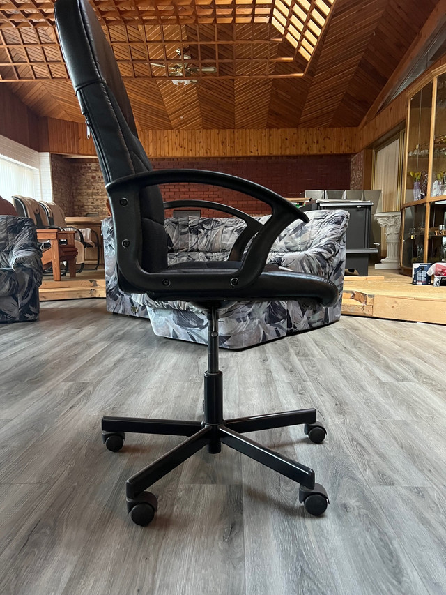 Office Chair in Chairs & Recliners in Portage la Prairie - Image 2