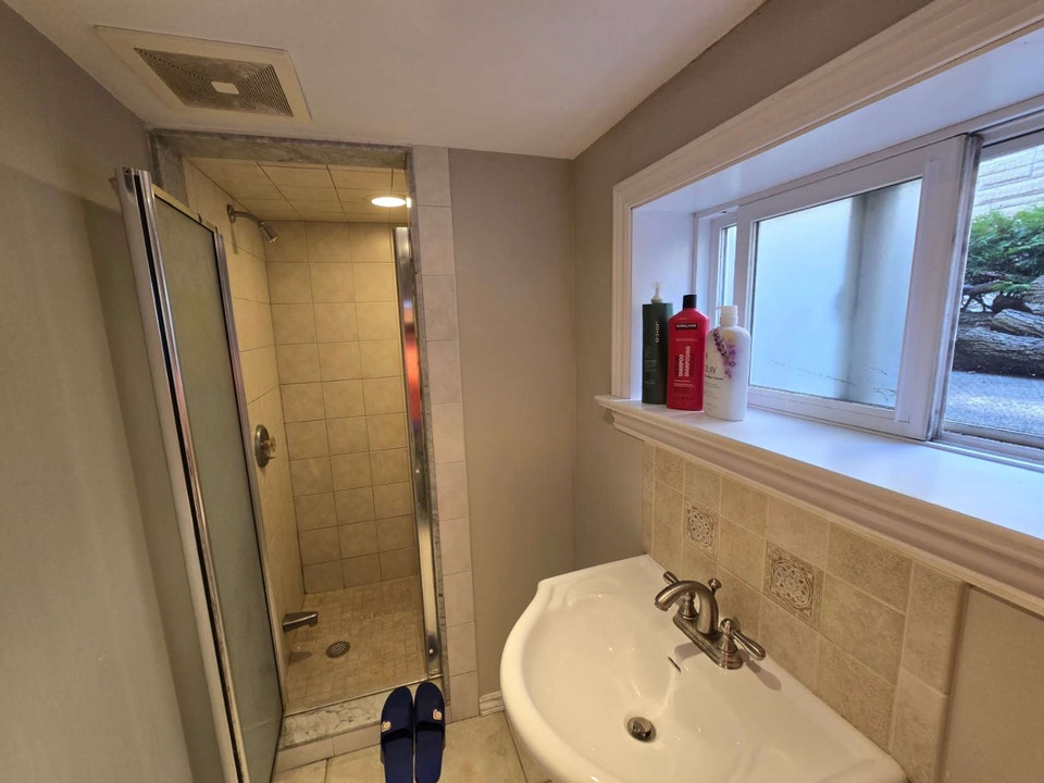 Furnished 1 Bedroom Apt Yonge/Sheppard Nov/ Oct to End of April 5