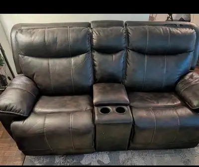 Sink into relaxation with this used but in excellent condition, super comfy, brown leather loveseat...