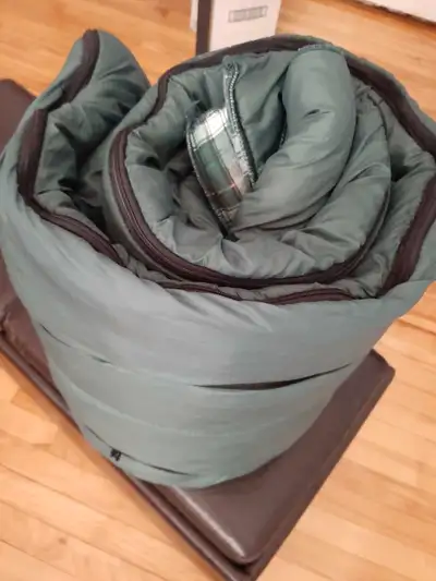 Ce sac de couchage d'extérieur vert olive est parfait pour vos aventures de camping. Il est en bon é...