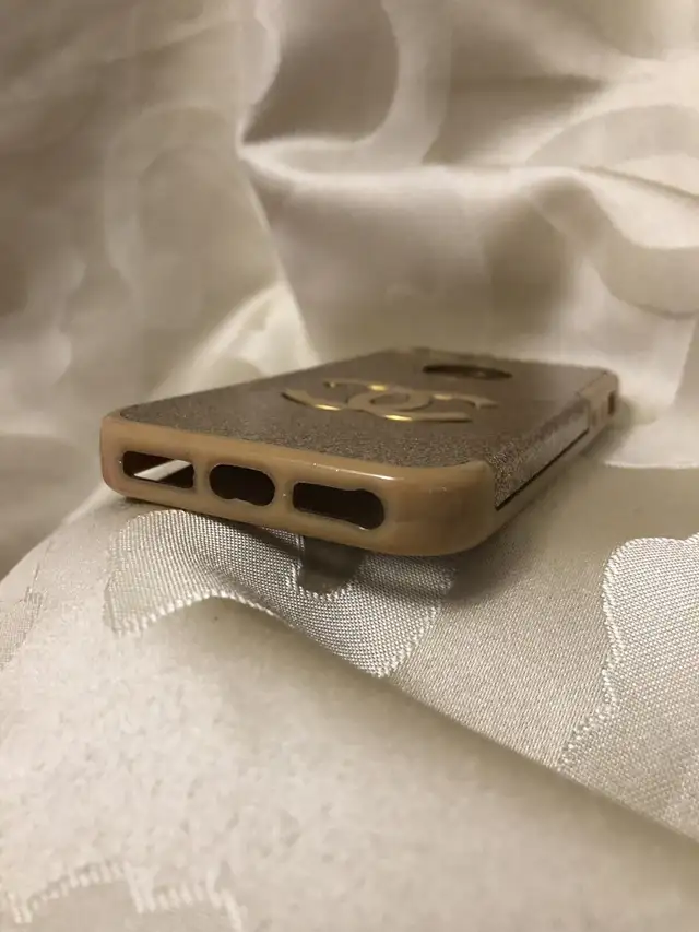 New iPhone SE and 5 Golden Glittery Phone Case in Cell Phone Accessories in Kingston - Image 4