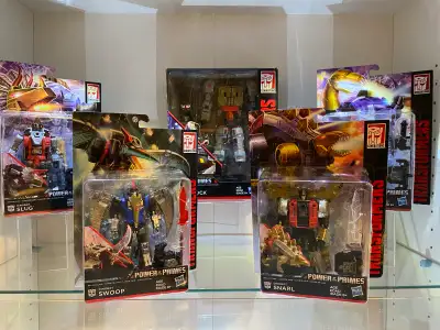 - All mint - Adult owned, never played with (just transformed and posed for the shelf) - 100% authen...