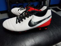 Brand new size 7 soccer cleats (shoes)