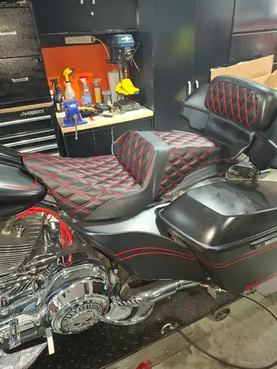 Siege a Harley pour street glide road glide etat neuf 120$ neg aussi plusieur autre pieces softail s...