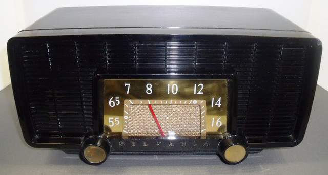 SYLVANIA TUBE RADIO MODEL 518 (USA 1955) in Arts & Collectibles in Lethbridge