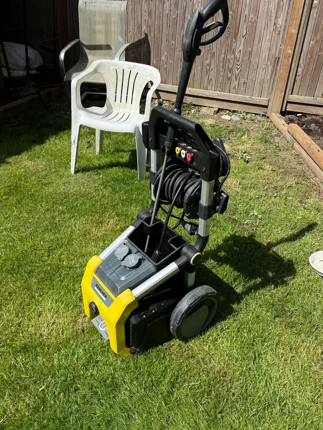 Karcher K2000 Electric Pressure Washer in Outdoor Tools & Storage in Delta/Surrey/Langley - Image 3