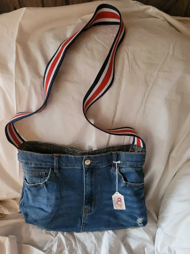 Jean Butt Purse in Women's - Bags & Wallets in Sudbury - Image 2