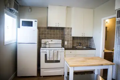 One Bedroom Suites newly renovated, kitchenette, fully furnished, wifi, satellite tv, air conditioni...