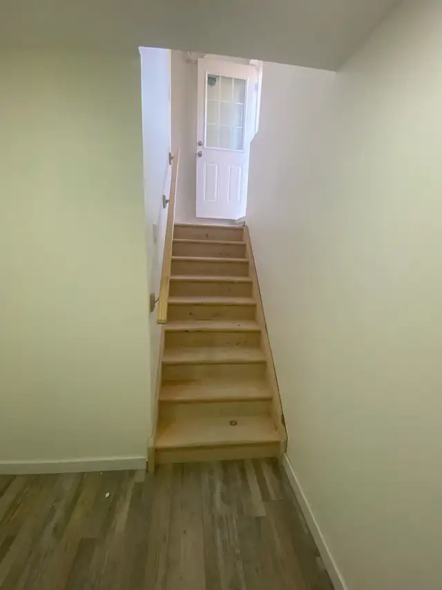 SPACIOUS PRIVATE BEDROOM NEAR TRENT UNIVERSITY in Long Term Rentals in Peterborough - Image 4