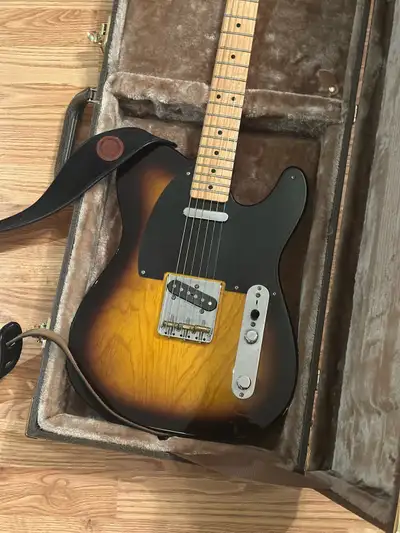 This pre-owned Fender Classic Player Baja Telecaster in 2-Color Sunburst features a classic ash body...