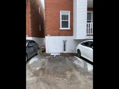 STATIONNEMENT a 5 min. Du CÉGEP LIMOILOU