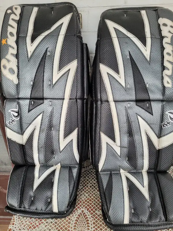 HIGH END GOALIE AND EQUIPMENT in Hockey in City of Toronto - Image 2