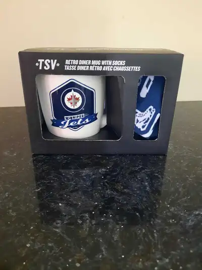 Ens. Neuf tasse et bas de club  hockey, View more