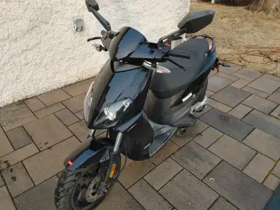 (English version will follow) Scooter 50cc en très bonne conditon. Bon pour se promener à Montréal....