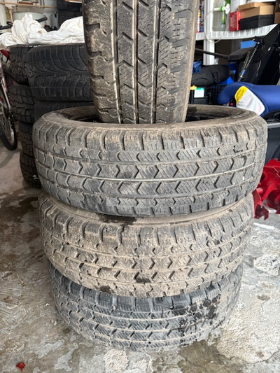 pneus d'hiver WINDFORCE ICE grandeur 205/R65-16 usure 9-10/32 bon pour 2 à 3 hivers