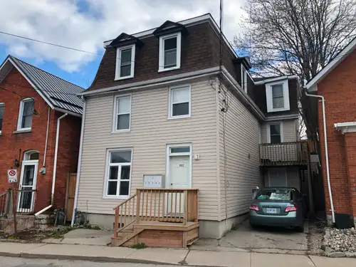 ALL-INCLUSIVE Renovated Downtown Bachelor Unit Minutes from Downtown & Walk to Campus Available May...