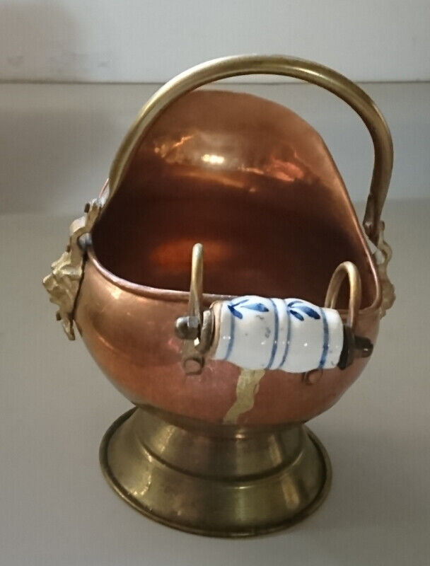 Vintage Dutch Copper & Brass Coal Scuttle with Delft Handle in Arts & Collectibles in Oshawa / Durham Region - Image 4