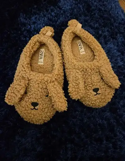 Pantoufles  Zara 4/5 US 34/35 EURO, View more