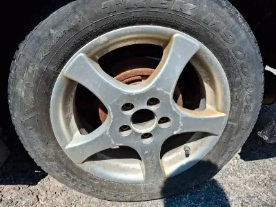 Mags de volkswagen de dimenssion 15,les pneus de dimenssions 185 65 R15 sont encore bons pour au moi...