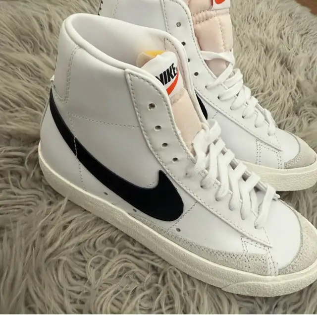 Nike Blazer Mid 77 in Men's Shoes in City of Toronto - Image 2