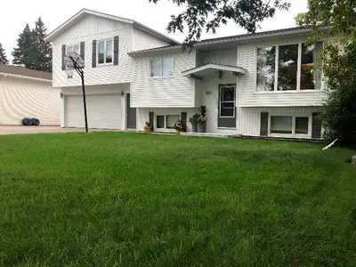 Multi level 5 bedroom home in Altona. Many upgrades including kitchen with quartz countertops, main...
