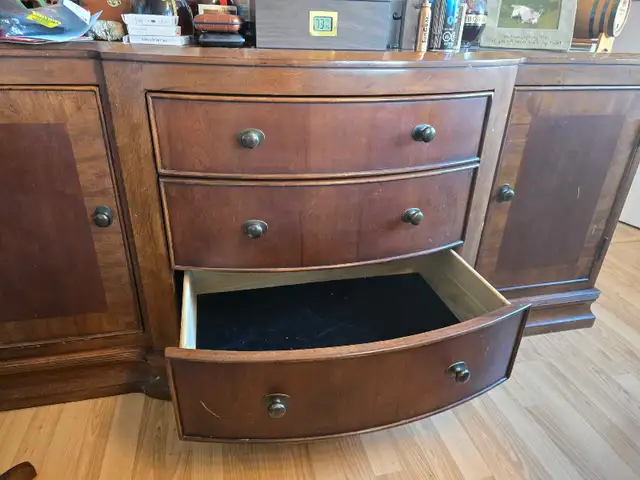 Beautiful Ashley Furniture dining table and Hutch. 7/10 in Dining Tables & Sets in Hamilton - Image 11