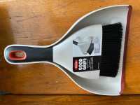 Dustpan and brush/ pelle et brosse à poussiere