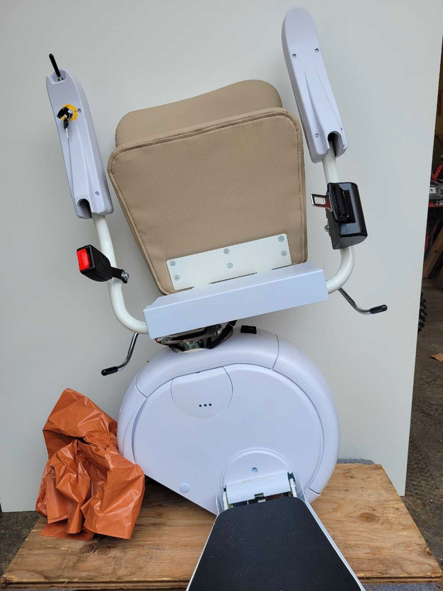 Samaria stair lift  in Health & Special Needs in Muskoka - Image 2