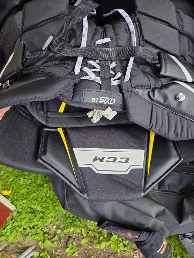 hockey goalie equipment in Hockey in Oshawa / Durham Region - Image 6