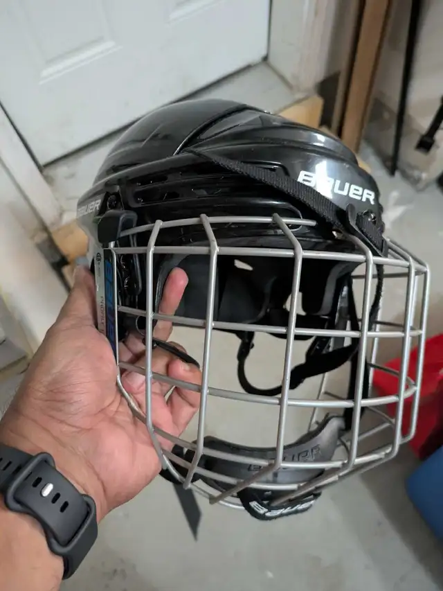hockey helmet in Hockey in Oakville / Halton Region - Image 5