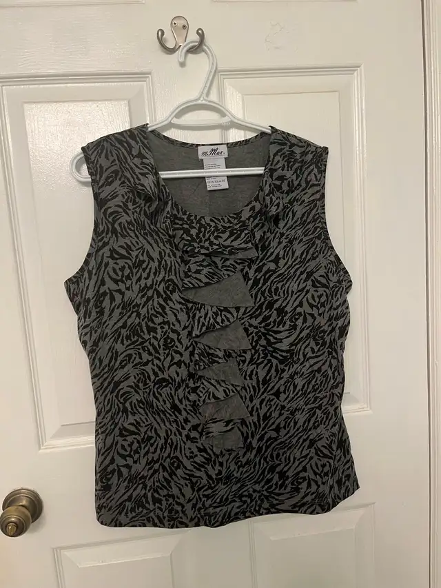 cute Mr. Max sleeveless top, never worn, 1X$5 in Women's - Tops & Outerwear in City of Halifax - Image 2