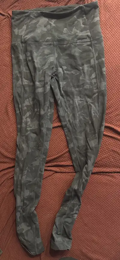 Must pick up in Arnprior. Must pay in cash upon pick up. Purchased from Costco. In gently-used condi...