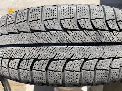 Used Michelin X-Ice winter tires set of 4 for sell. In RIM ready to use, size 205/65/R15. Set of nut...