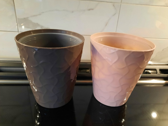 2 pots à fleurs en plastique avec insertion trouée dans Décoration intérieure et accessoires  à Longueuil/Rive Sud