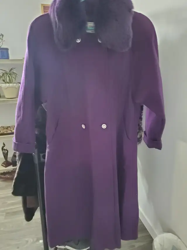 Beautifu wool coat in Women's - Tops & Outerwear in Longueuil / South Shore - Image 2
