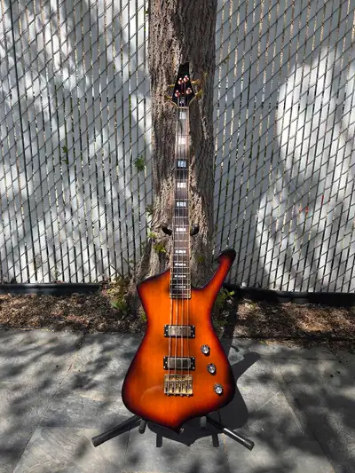 Unique body shape, great tone, plays smooth. In excellent condition with minor wear. Perfect for roc...