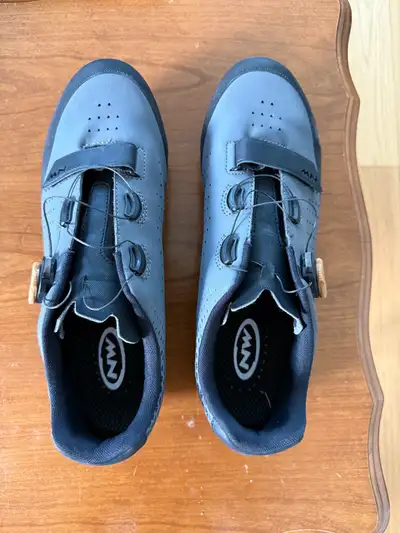 Je vends mes souliers de vélo Northwave, taille 12, en excellent état. Utiliser seulement à l’intéri...