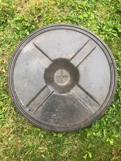 Measures approximately 20” in diameter. Shipping anywhere in Canada for cost. Etransfer. Canada Post...