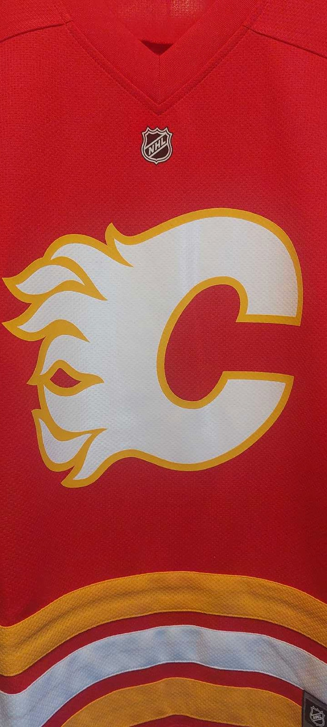 New w/tags Licensed Calgary Flames Throwback Fanatics jersey in Kids & Youth in Calgary - Image 4