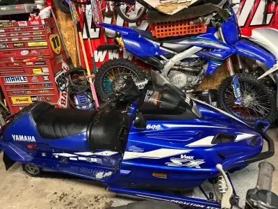Vmax sx 600 triple 1999 15000 km démarre en un coup très propre banc déchirer un peu au niveau de co...