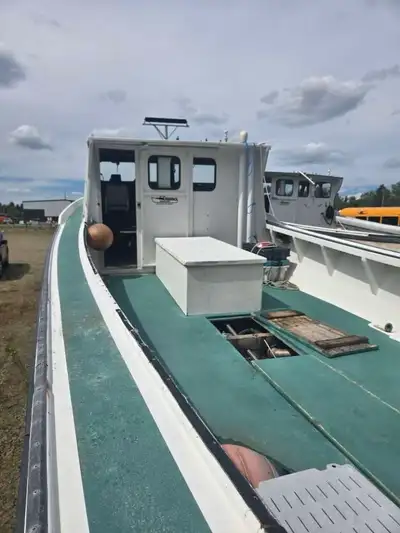 210 Cummins low hours Easy on diesel New lights all around Two automatic bilge pumps Comes with 6 pe...