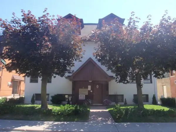 Live in the Heart of the Annex, steps to TTC, Shoppers, stores