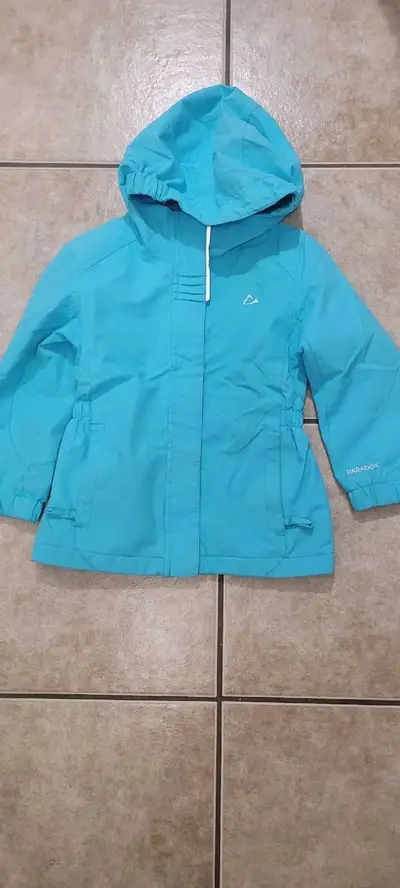 Voici une veste Paradox turquoise pour enfants, taille XS. Cette veste est en bon état et parfaite p...